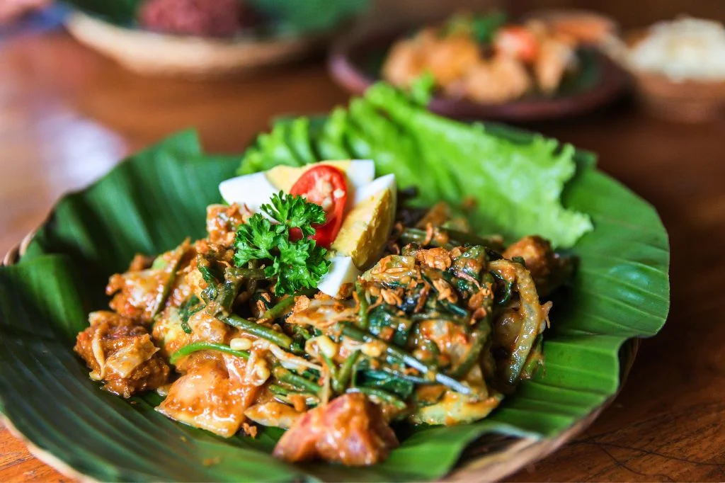 A delicious and healthy Balinese meal, illustrating tips for healthy eating while traveling in Bali.